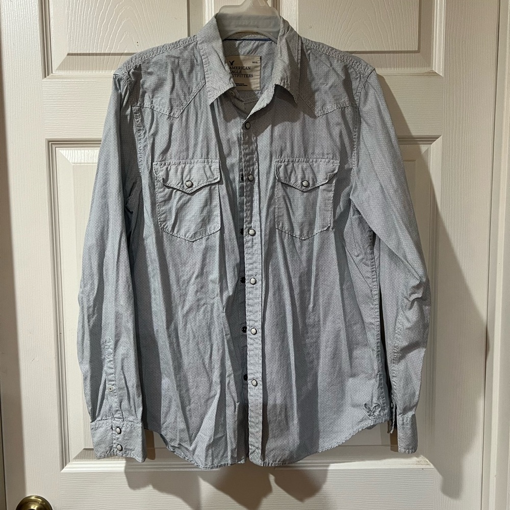 American Eagle Outfitters Blue and White Patterned Shirt. Vintage fit.